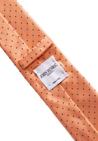 Persikofärgad slips med diagonala ränder och små marinblå prickar. Har en etikett med "JOHN HENRIC" och "Made in Italy." Texturerat tyg.