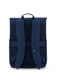 Mochila azul marino con panel trasero acolchado y texturizado y correas ajustables. Cuenta con un asa en la parte superior y un diseño de marca minimalista. Construcción de tela duradera.