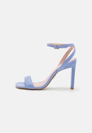 Απαλά μπλε ψηλοτάκουνα σανδάλια με μία μόνο λουρί και πόρπη στον αστράγαλο, διαθέτουν λεία υφή δέρματος και λεπτό τακούνι στιλέτο.