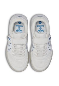 Baskets blanches pour enfants avec un logo bleu et taille 30, présentant des avant en mesh, des lacets, et une seule sangle en velcro.