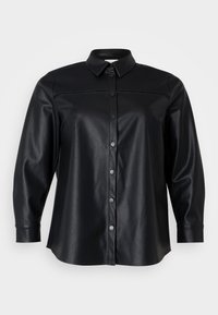 Črna srajca iz umetnega usnja s klasičnim ovratnikom, dolgimi rokavi, zapiranjem na gumbe in gladko teksturo. Ima podrobnosti šivov prečkah.