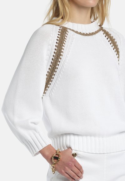 Pulover alb tricotat cu mâneci raglan, cu accente de fir auriu de-a lungul umerilor și tiv nervurat.