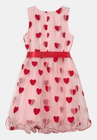 Różowa sukienka z tiulu ozdobiona czerwonymi filcowymi serduszkami, bez rękawów, z zaokrąglonym dołem i czerwoną satynową talią. Zapięcie na zamek z tyłu.