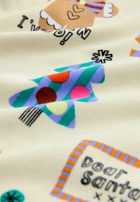 Tessuto bianco decorato con illustrazioni colorate a tema, tra cui un albero di Natale, un personaggio di pan di zenzero e elementi testuali festivi.