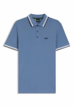 Blauw polohemd met korte mouwen en een wit-zwarte gestreepte kraag en mouwranden, drie knopen en een zwart "BOSS"-logo op de borst.