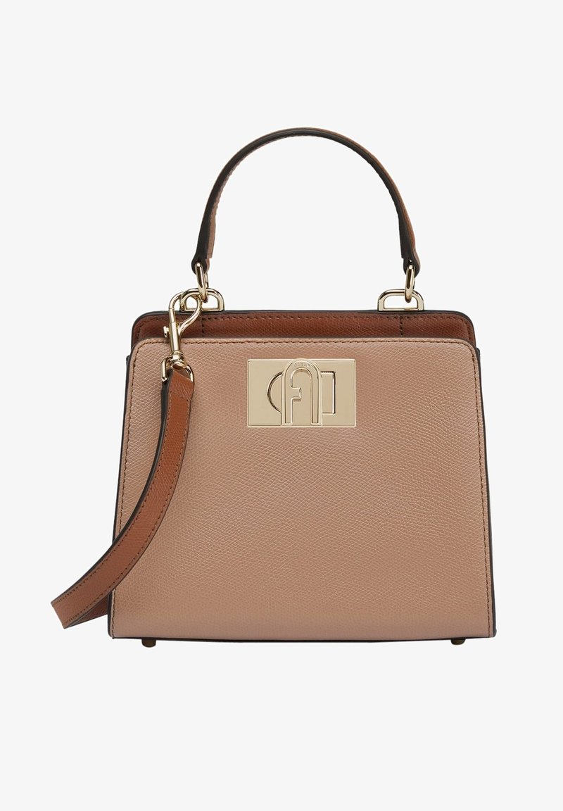 Sac à main rectangulaire beige texturé avec poignée marron foncé, bandoulière amovible et fermoir doré avec design de logo abstrait.