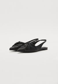 Črne usnjene slingback čevlje s konicami, ki imajo nabrano obdelavo na vampu in ravno podplat.