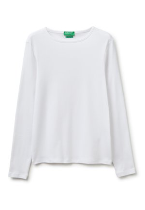 Prosty biały shirt z długim rękawem i okrągłym dekoltem, z zieloną metką wewnątrz kołnierzyka marki United Colors of Benetton.