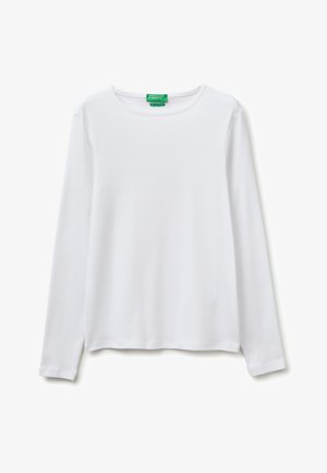 Jednoduché bílé tričko s dlouhým rukávem a kulatým výstřihem, se zelenou visačkou uvnitř límce od značky United Colors of Benetton.