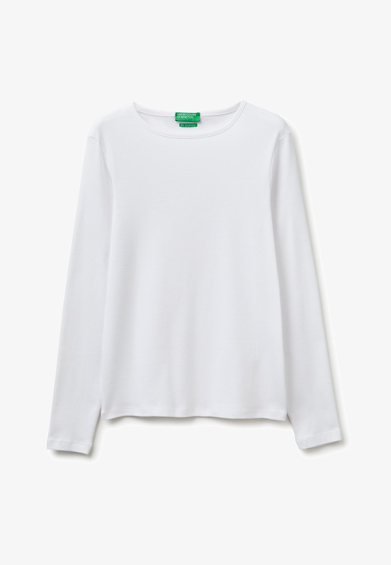 Einfaches weißes Langarmshirt mit Rundhalsausschnitt und grünem Etikett im Kragen von United Colors of Benetton.