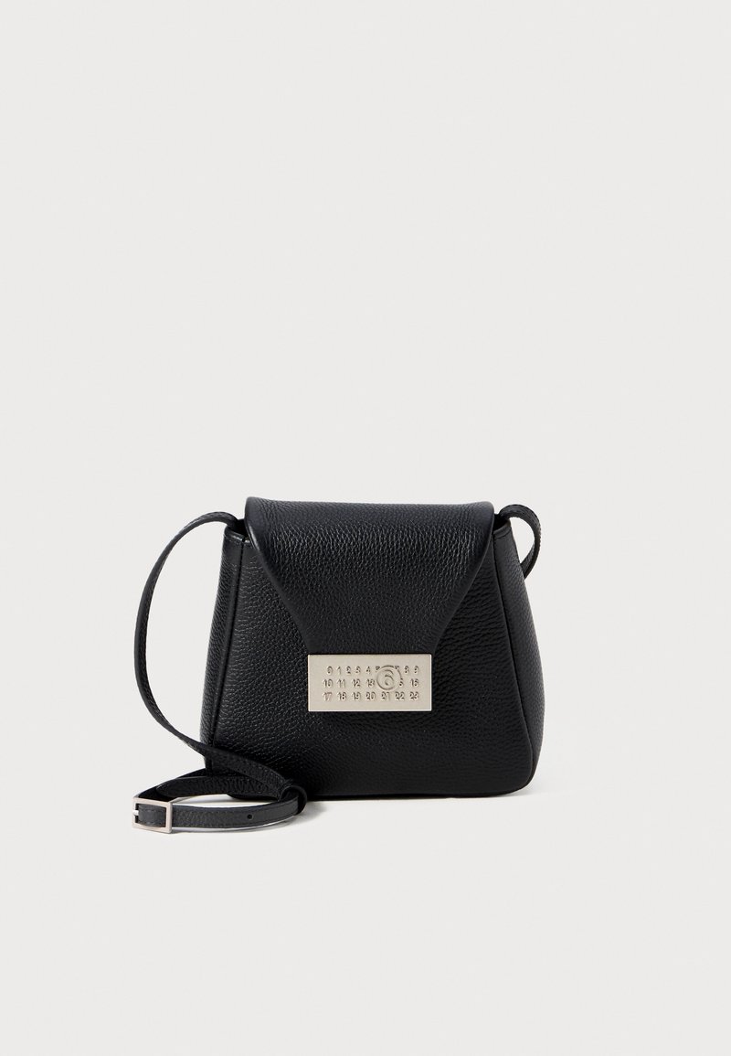 Melna ādas crossbody soma ar teksturētu apdari, trīsstūra formu, atloku aizdari un metālisku akcentu ar secīgām numuru zīmēm.