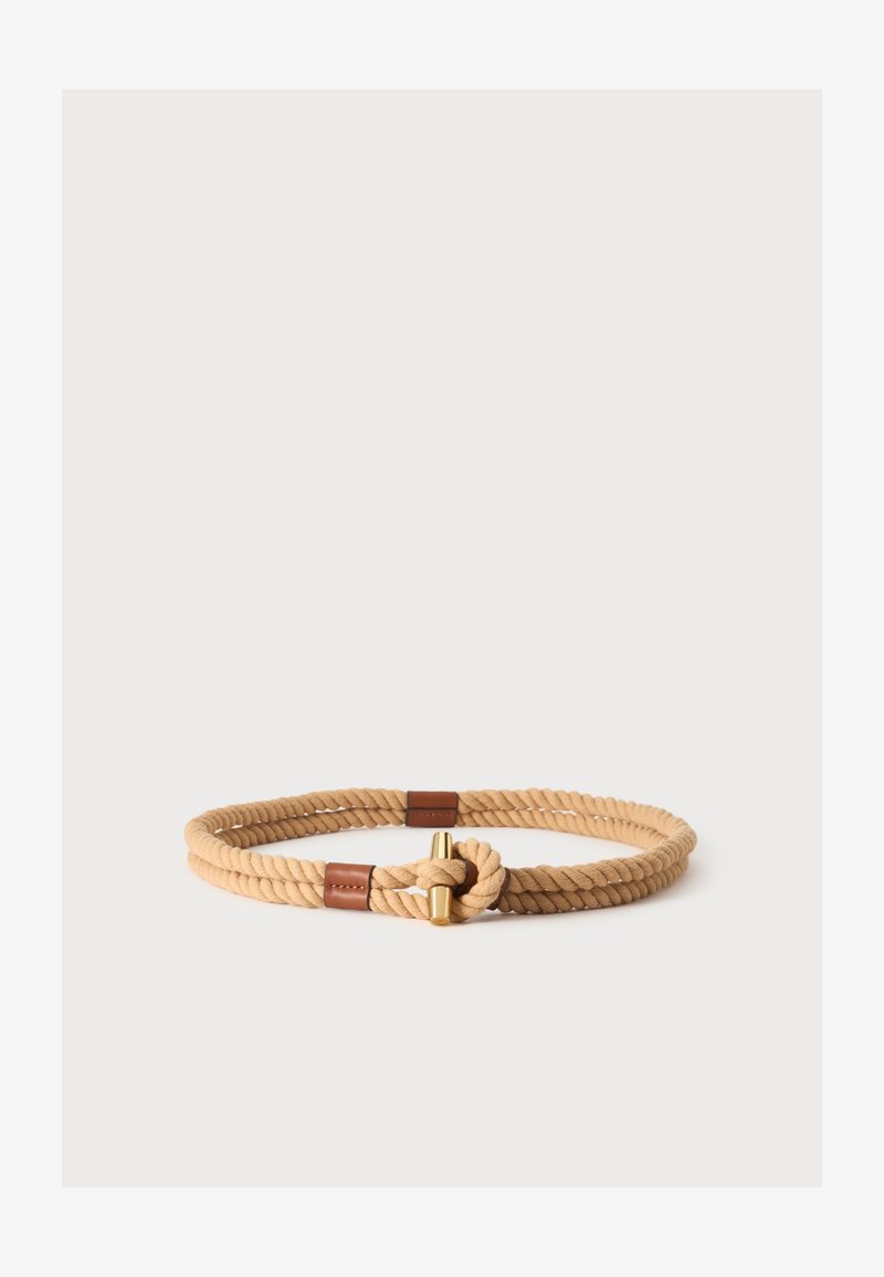 Ceinture en corde torsadée beige avec des détails en cuir marron et une boucle à bascule en métal doré, présentée sur un fond clair uni.