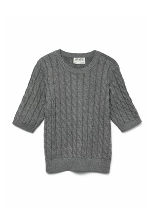 Szary, dziany sweter z warkoczowym wzorem, okrągłym dekoltem i rękawami do trzech kwart. Miękka tekstura, swobodny fason i średnia długość.