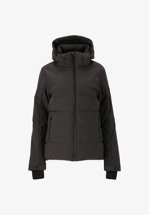 Zwarte pufferjack met een ritssluiting aan de voorkant, hoge kraag en afneembare capuchon. Bevat gewatteerde delen en zijrits zakken.
