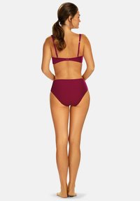 Burgundowy dwuczęściowy kostium kąpielowy z dopasowaną biustonoszą z regulowanymi ramiączkami oraz wysokimi majtkami, gładką teksturą i bezszwowym wykończeniem.