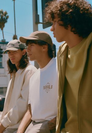 PULL&BEAR, BOXY-FIT SLOGAN T-SHIRT - T-shirt con stampa - white