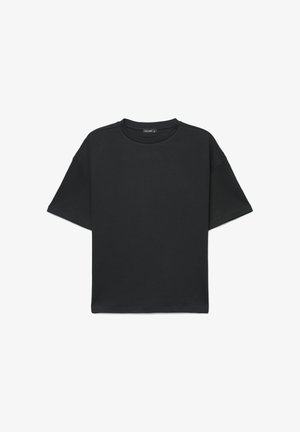 Maglietta nera a maniche corte con scollo tondo, vestibilità comoda e cuciture visibili sulle spalle, mostrata su sfondo bianco.