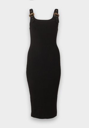 Vestido midi negro sin mangas con escote cuadrado y detalles de cadena dorada en las tiras de los hombros.