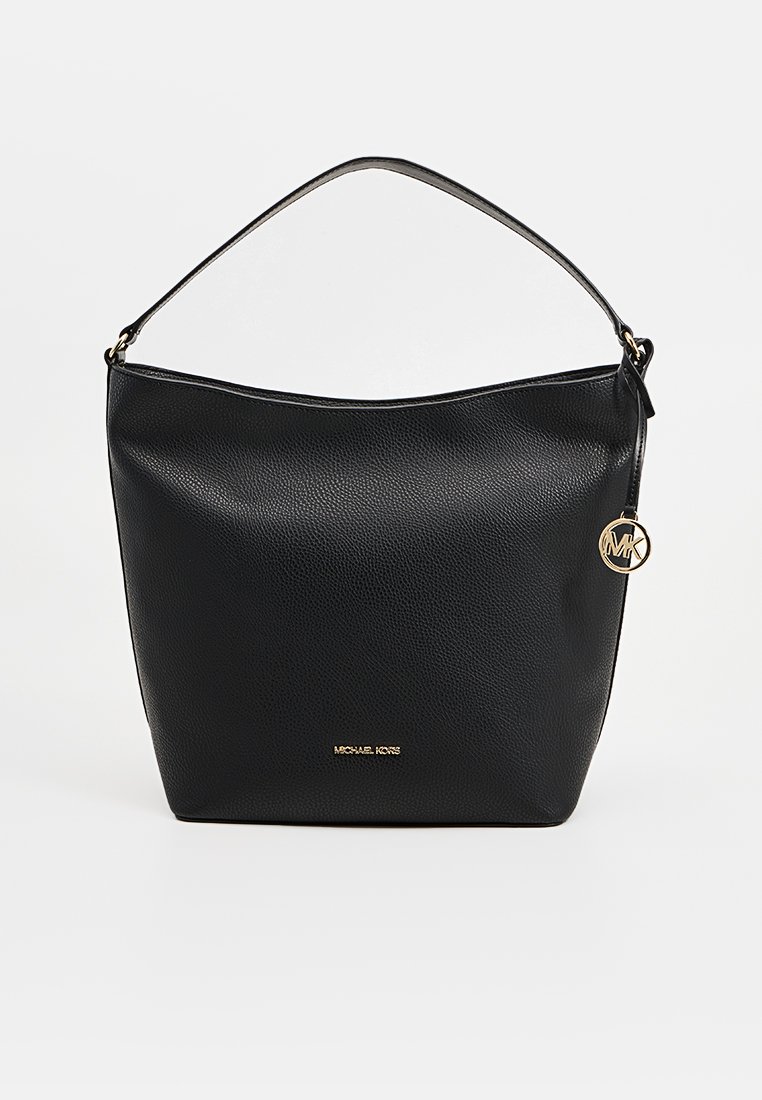 Borsa hobo in pelle nera con forma strutturata, texture liscia e un accento in logo dorato. Presenta una tracolla singola e un'apertura superiore.