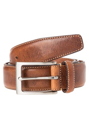 Brun læderbælte med en glat overflade, der har en sølvmetal spænde og kontrastsyet langs kanterne. Standard bredde design.