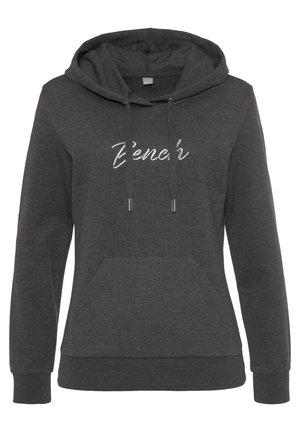 Dunkelgrauer Hoodie aus weichem Stoff, mit einer Fronttasche, Kapuze mit Zugband und dem Schriftzug "Bench" in weißen Nähten auf der Brust.