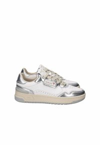 Baskets en cuir blanc avec des accents métalliques argentés, semelle en caoutchouc grise et détails beiges. Présente un design perforé et une fermeture avec lacets.