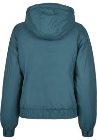 Teal podložena jakna s kapuco, ki ima elastične manšete in pas. Gladek, lahek material z mat površino in brez vidnih okrasnih elementov.