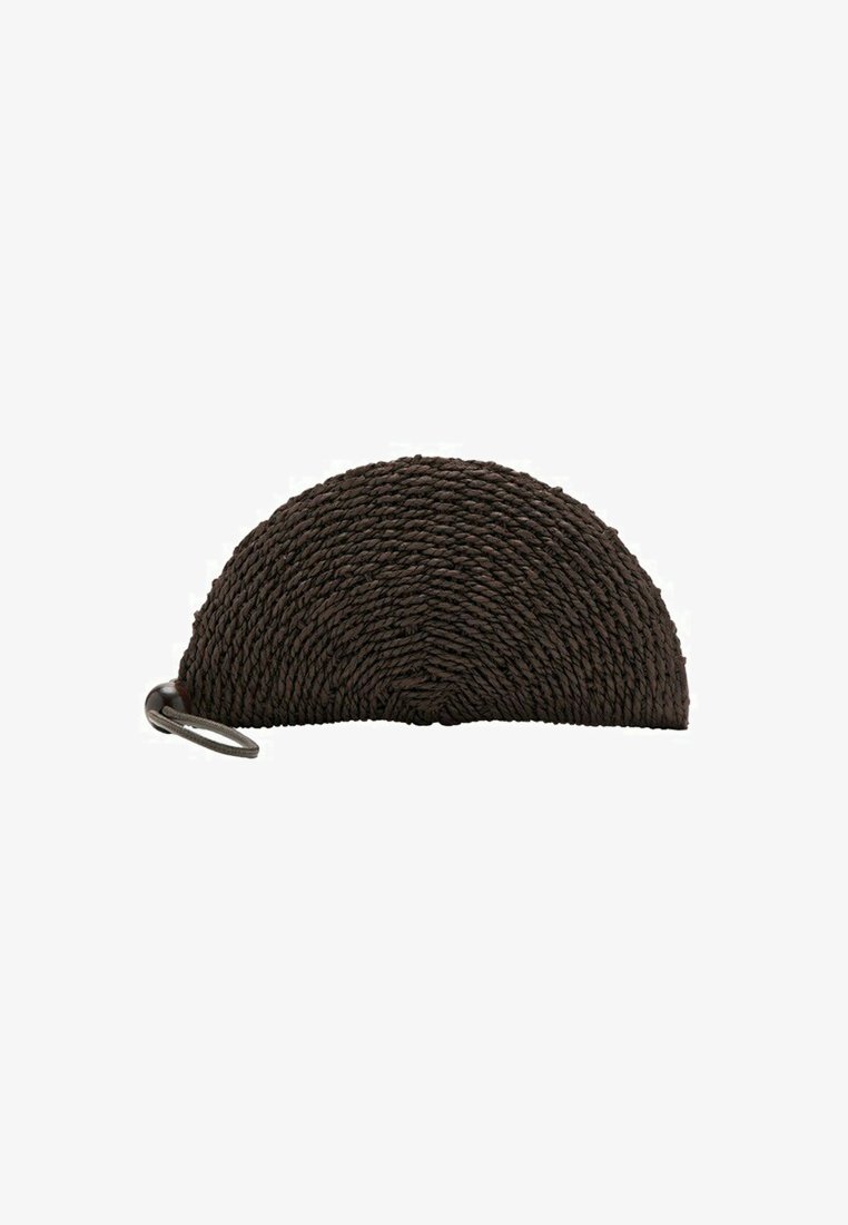 Pochette demi-cercle tressée marron foncé avec une perle noire ronde et une lanière de poignet sur le côté gauche, présentée sur un fond blanc.