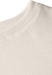 Crème-kleurige textuurstof met verticale ribbels, met een ronde halslijn en een zachte, gezellige uitstraling.