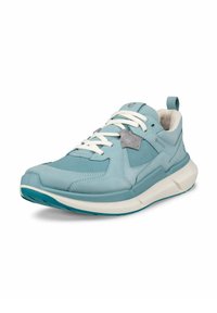 Sneakers azzurri con una parte superiore testurizzata, lacci bianchi e suola imbottita. Presentano dettagli grigi e una linguetta sul retro.