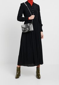 Pieces Axelremsväska - grey