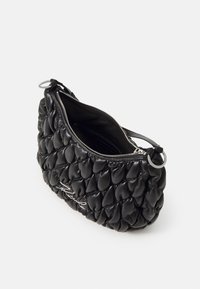 Melna ādas rokas soma ar polsterētu kviltētu dizainu, sudraba detaļām, rāvējslēdzēja aizdari un paraksta akcentiem. Iekšpuse ir izklāta ar melnu audumu.