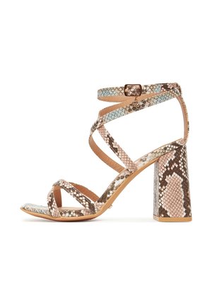 Sandały na wysokim obcasie z paskami, wykonane z materiału syntetycznego o wielokolorowym wzorze wężowej skóry, z kwadratowym obcasem i regulowanym paskiem na kostkę.