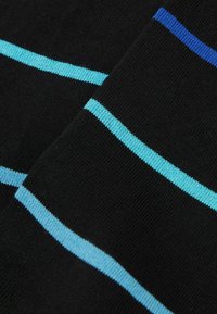 Tessuto nero con strisce orizzontali di diverse tonalità di blu e turchese. Il materiale sembra morbido con una texture liscia.