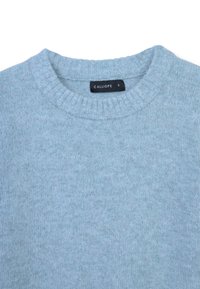 Maglione azzurro chiaro, lavorato a maglia, con scollo rotondo e bordo a coste. Presenta un etichetta con la scritta "CALLIOPE" e la taglia "S". Tessuto morbido.