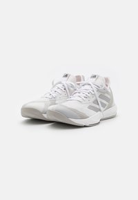 Scarpe da ginnastica bianche con accenti grigi, tomaia testurizzata e lacci piatti. Presentano il logo sulla linguetta e una punta rinforzata per supporto.