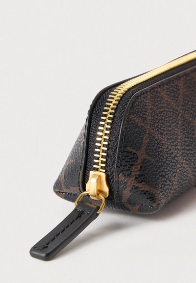 Μαύρο και καφέ υφασμένο δερμάτινο τσαντάκι με χρυσλό φερμουάρ, με τριγωνικό σχήμα και μικρό δερμάτινο τραβηγτή.