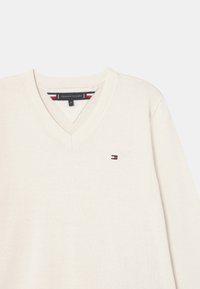 Tommy Hilfiger ESSENTIAL V NECK - Pullover - ivory petal