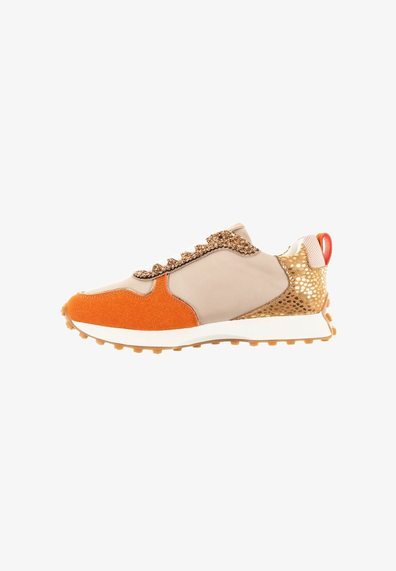Sneaker avec une tige beige, des accents en daim orange, un matériel décoratif en or, un dos texturé doré et une semelle blanche avec des pointes en caoutchouc.