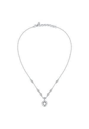 Collana d'argento con un pendente rotondo al centro traforato, accentuata da piccoli anelli circolari e una catena con chiusura regolabile.
