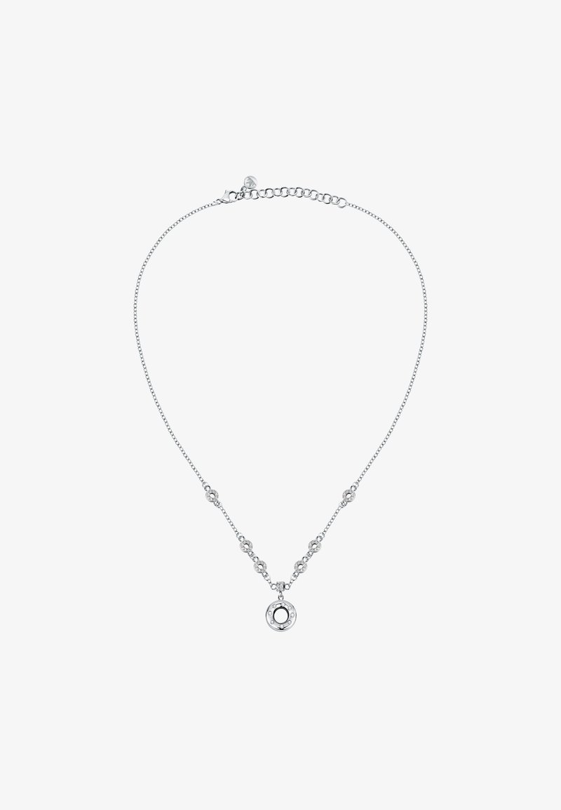 Collana d'argento con un pendente rotondo al centro traforato, accentuata da piccoli anelli circolari e una catena con chiusura regolabile.