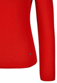 Roter Pullover mit langen Ärmeln, gerippter Textur, tailliertem Design und kleinem, silbernem herzförmigem Logo an der Seite.