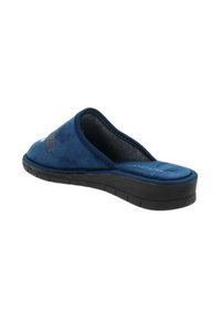 Pantofole blu in suede con superficie testurizzata, punta rotonda e suola in gomma nera. Presentano accenti decorativi minimi sulla parte superiore.