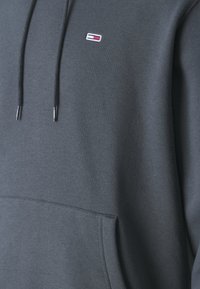 Tommy Jeans FLAG HOODIE - Hoodie - new charcoal