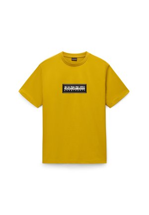 Camiseta de algodón amarilla con cuello redondo y mangas cortas. Presenta un logo rectangular negro con texto blanco en la parte frontal.