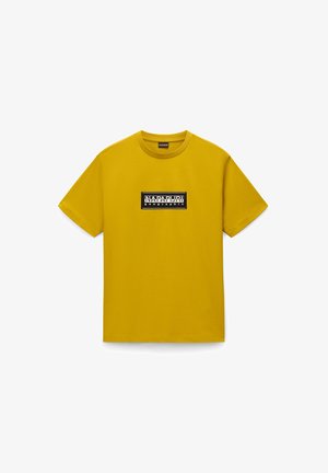 Camiseta de algodón amarilla con cuello redondo y mangas cortas. Presenta un logo rectangular negro con texto blanco en la parte frontal.