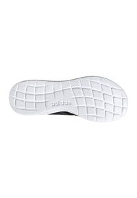 Černá sportovní obuv s texturovanou bílou gumovou podrážkou. Podrážka má mřížkový vzor a na straně je vytlačené logo "adidas".