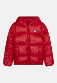 Czerwona kurtka ocieplana z kapturem, błyszcząca tekstura, zamek z przodu, elastyczne mankiety i dwie boczne kieszenie. Posiada małe logo na piersi.