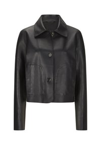 Schwarze Lederjacke mit Kragen, vorn mit Knöpfen zu schließen und zwei großen aufgesetzten Taschen. Glatte Textur und kurze Passform.