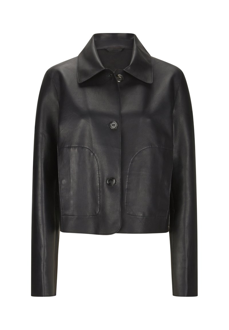 Schwarze Lederjacke mit Kragen, vorn mit Knöpfen zu schließen und zwei großen aufgesetzten Taschen. Glatte Textur und kurze Passform.